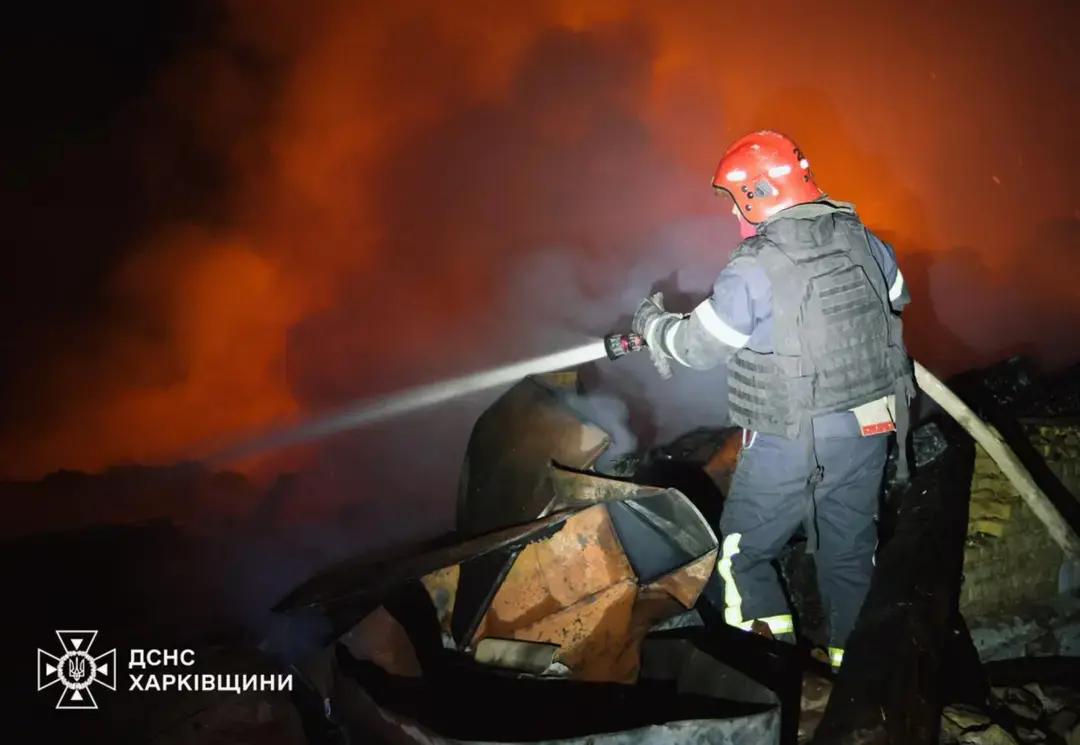 На Харківщині російські дрони спричинили масштабні пожежі: загорілися навчальний заклад та поштове відділення