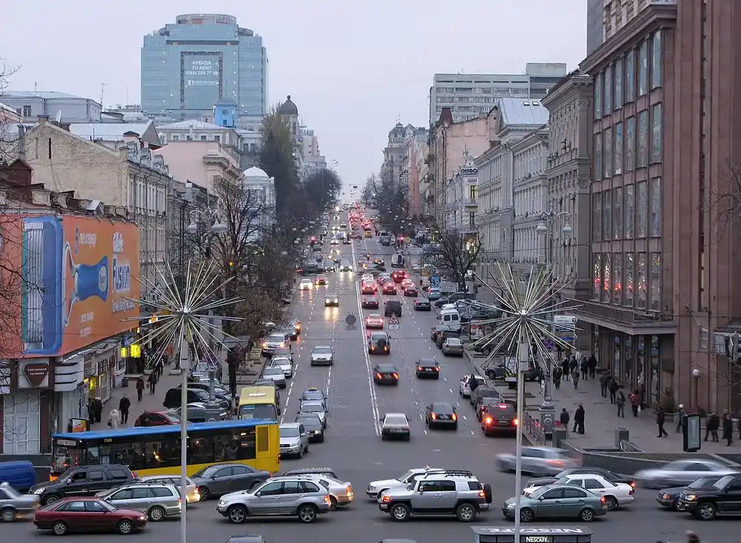 На перехресті Володимирської та Хмельницького в Києві обмежать рух на місяць