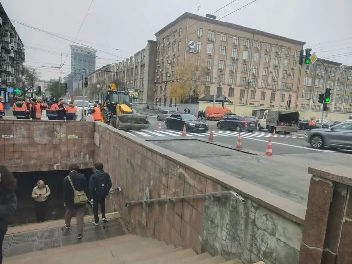 У Києві відкрили наземний безбар’єрний перехід біля кінотеатру «Київська Русь»