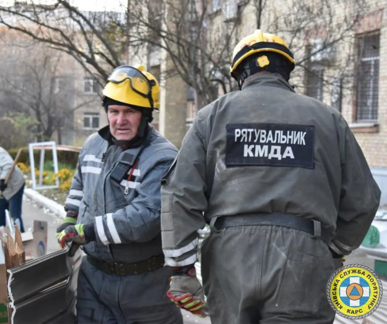 Київські рятувальники КАРС ліквідують наслідки обстрілів у чотирьох районах столиці