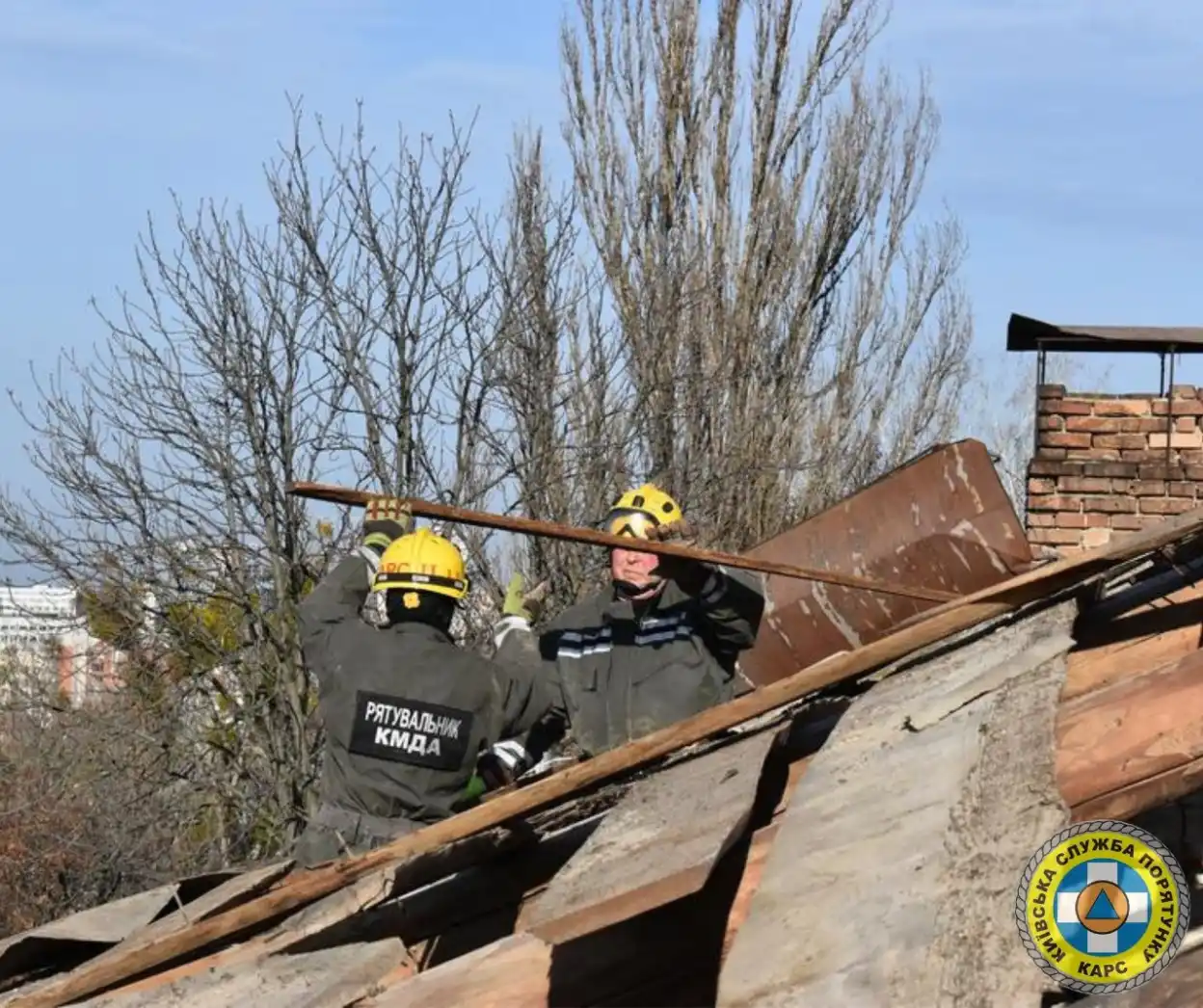 Київські рятувальники КАРС ліквідують наслідки обстрілів у чотирьох районах столиці