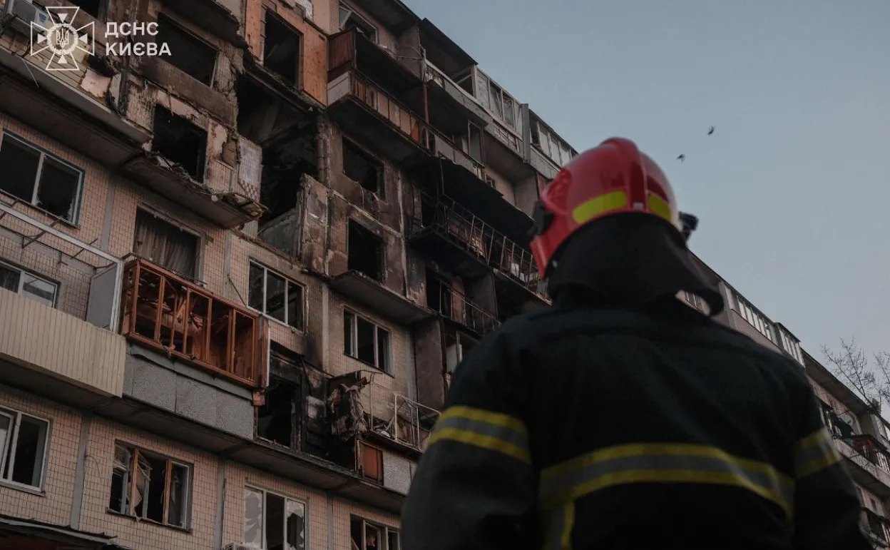 У Деснянському районі завершилися рятувальні роботи у будинку після російської атаки
