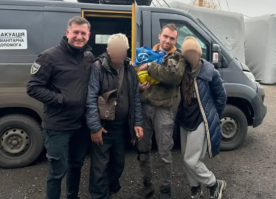 Волонтери пройшли понад 20 км, щоб евакуювати дівчинку, собаку та літнього чоловіка