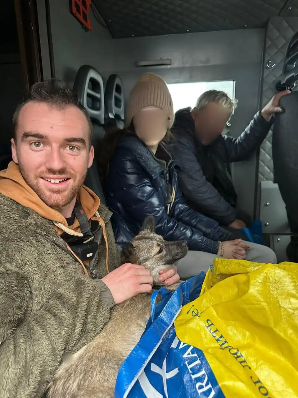 Волонтери пройшли понад 20 км, щоб евакуювати дівчинку, собаку та літнього чоловіка
