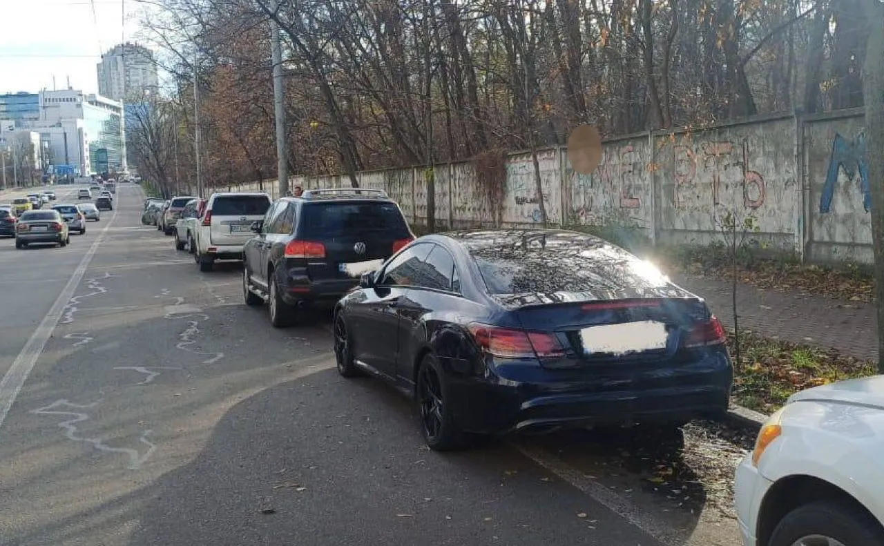 У Києві понад 84 тисячі паркомісць, але хаотичне паркування продовжує залишатися проблемою