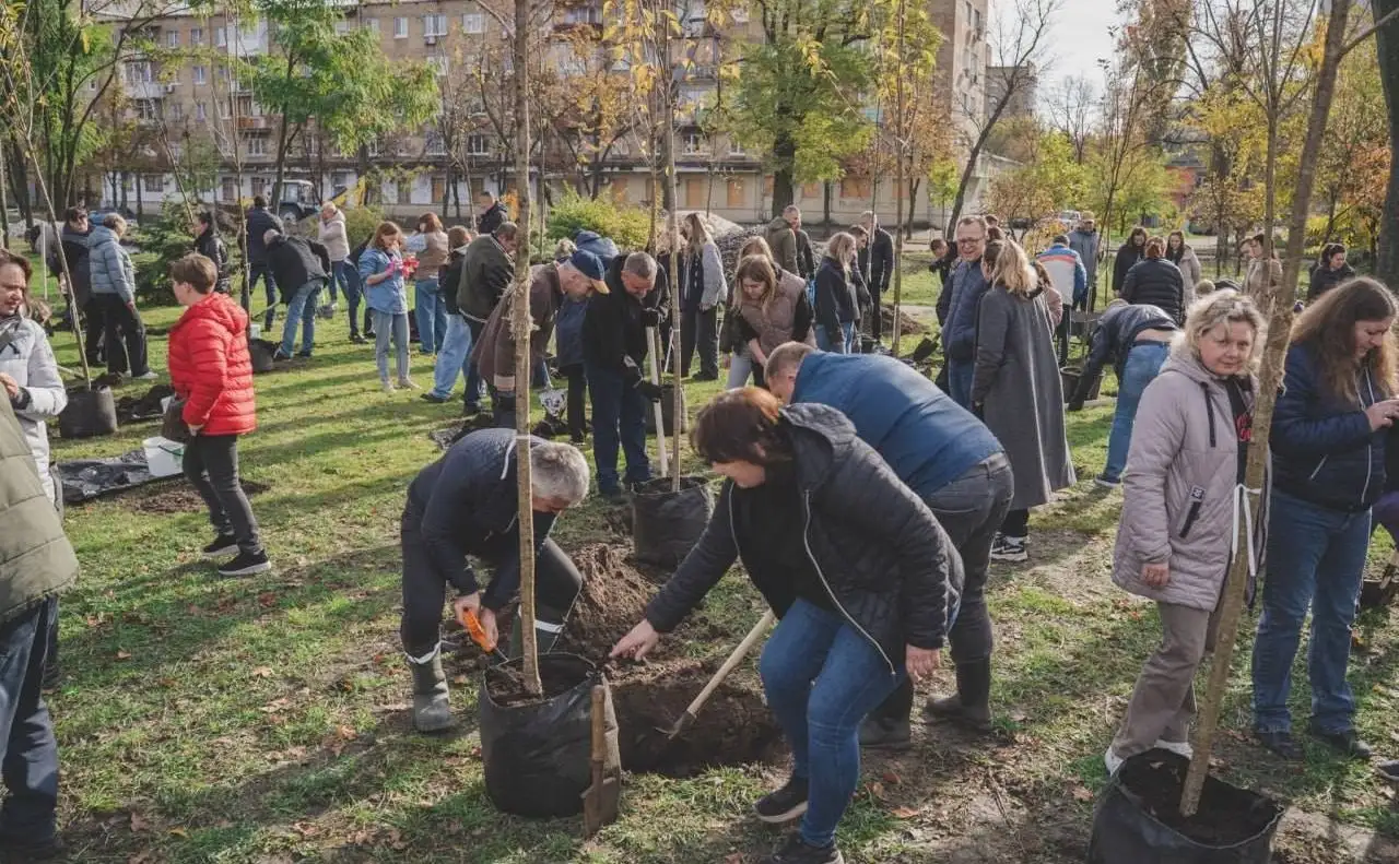 У Дарницькому районі оновили сквер після пошкоджень внаслідок обстрілу