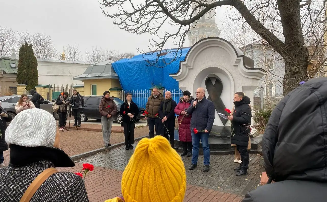 Київ відзначив Всесвітній день боротьби зі СНІДом: квіти до меморіалу «Червона стрічка»