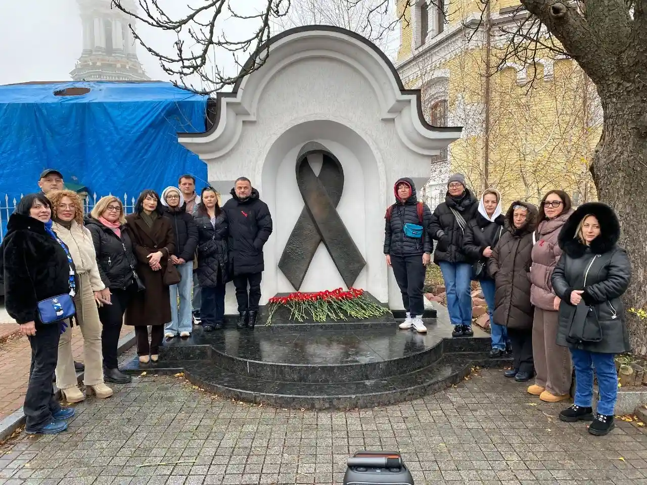 Київ відзначив Всесвітній день боротьби зі СНІДом: квіти до меморіалу «Червона стрічка»