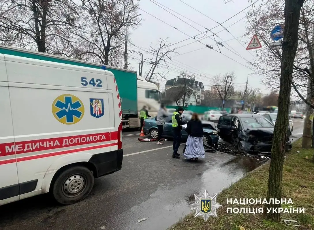 Потрійне ДТП на Нивках: у Києві зупинено рух транспорту