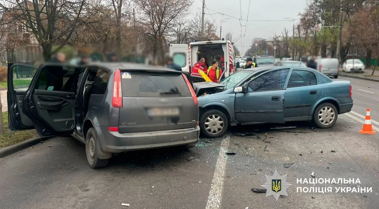 Потрійне ДТП на Нивках: у Києві зупинено рух транспорту