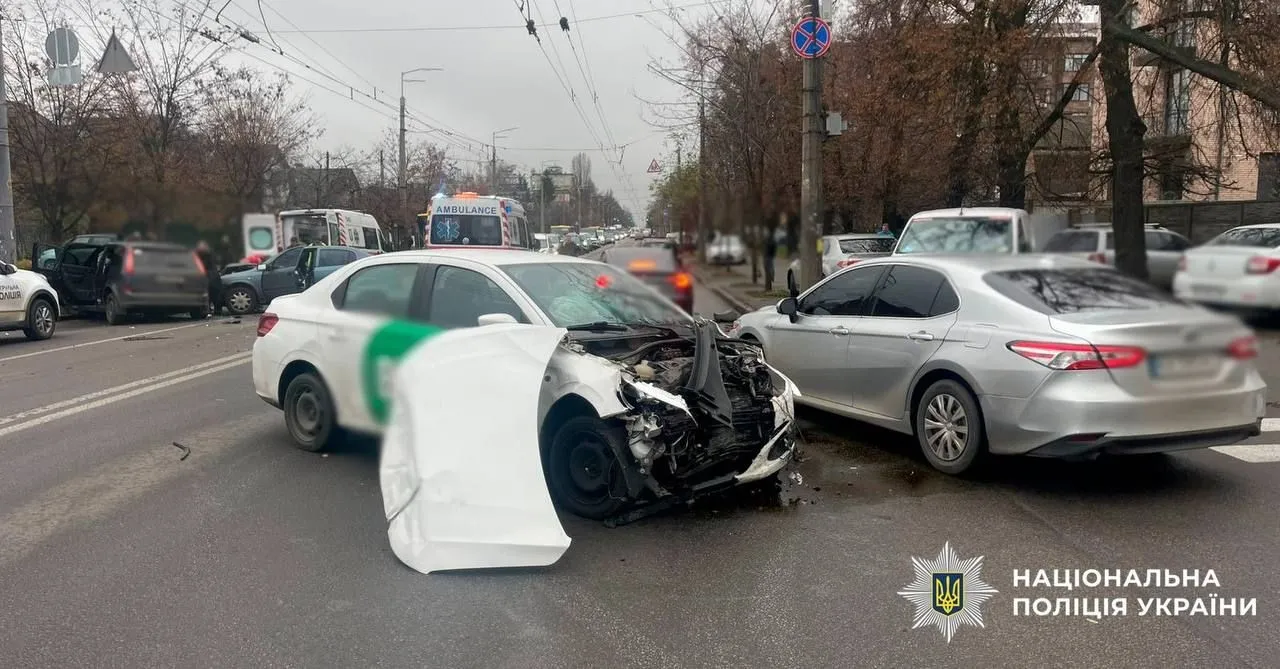 Потрійне ДТП на Нивках: у Києві зупинено рух транспорту