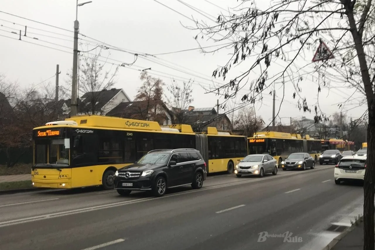 Потрійне ДТП на Нивках: у Києві зупинено рух транспорту