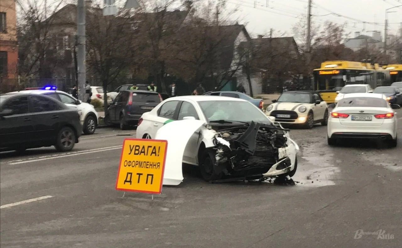Потрійне ДТП на Нивках: у Києві зупинено рух транспорту