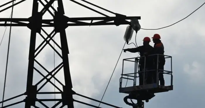 У Дніпрі мешканці напали на енергетиків під час відключення електрики