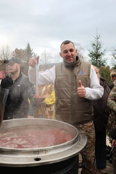 Рекорд України: на Львівщині приготували найбільший гетьманський борщ