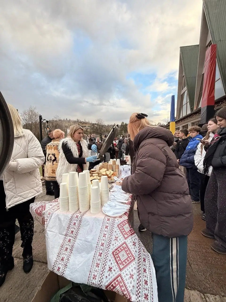 Рекорд України: на Львівщині приготували найбільший гетьманський борщ