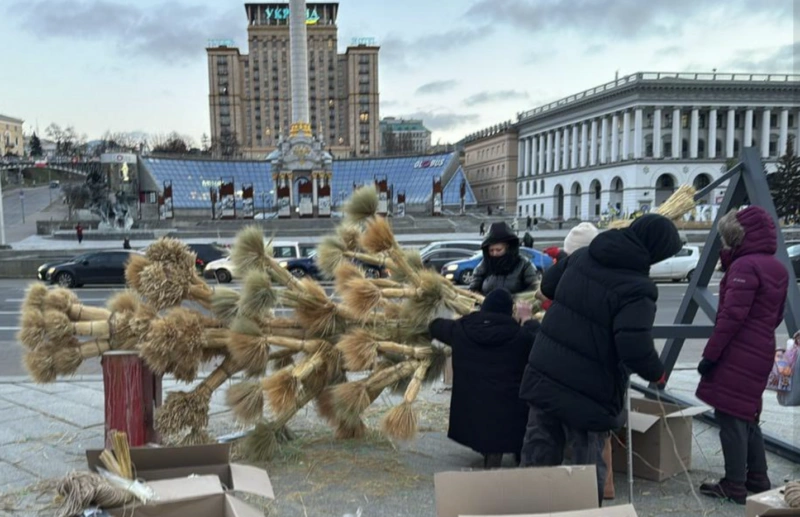 Майдан Незалежності прикрасив 7-метровий Дідух: символ Різдва в центрі Києва