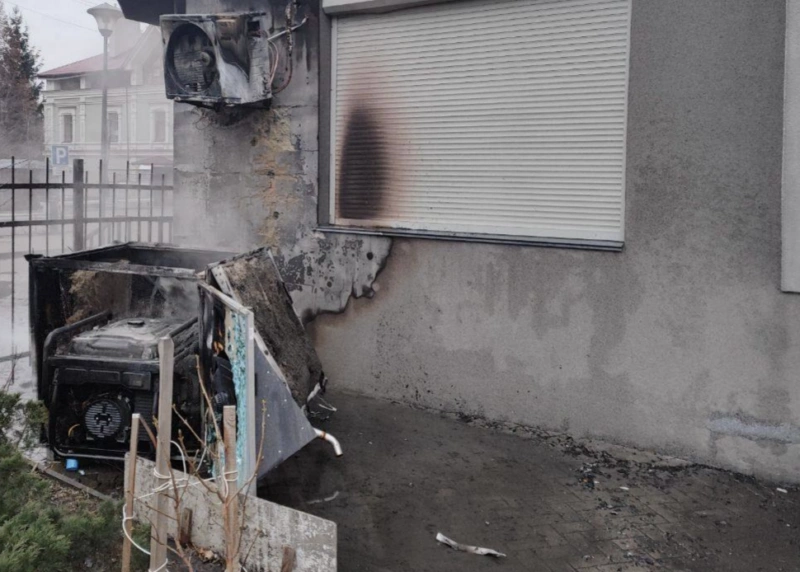 На Берестейському проспекті вогонь охопив фасад будинку після загоряння генератора