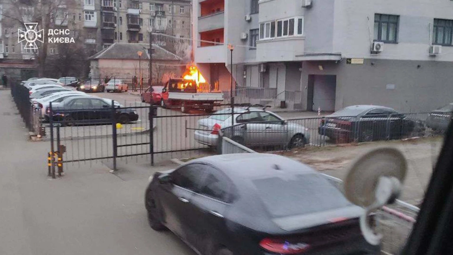 На Берестейському проспекті вогонь охопив фасад будинку після загоряння генератора