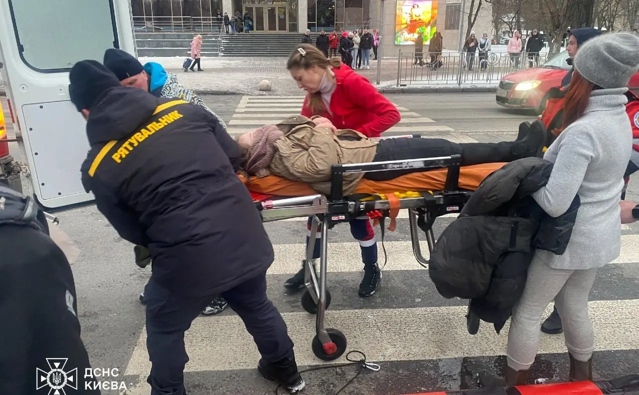Трагедія на Русанівці: Київські рятувальники врятували двох молодих людей із крижаної води