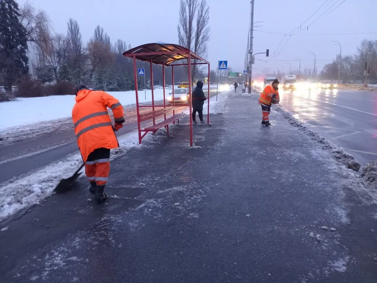 Київ бореться з ожеледицею: у посиленому режимі працюють 289 одиниць техніки