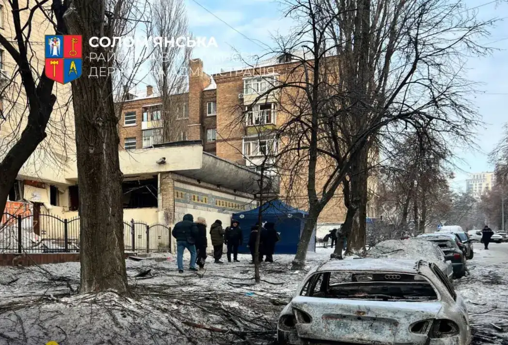 Атака на Солом’янку: пошкодження освітніх закладів та авто, працює Штаб допомоги