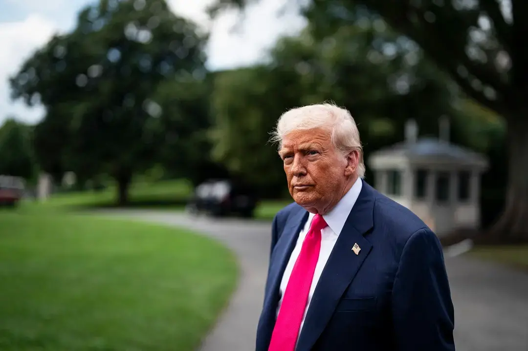 Конфлікт Трампа з ображеним громадянином: президент показав середній палець в середині публічного виступу