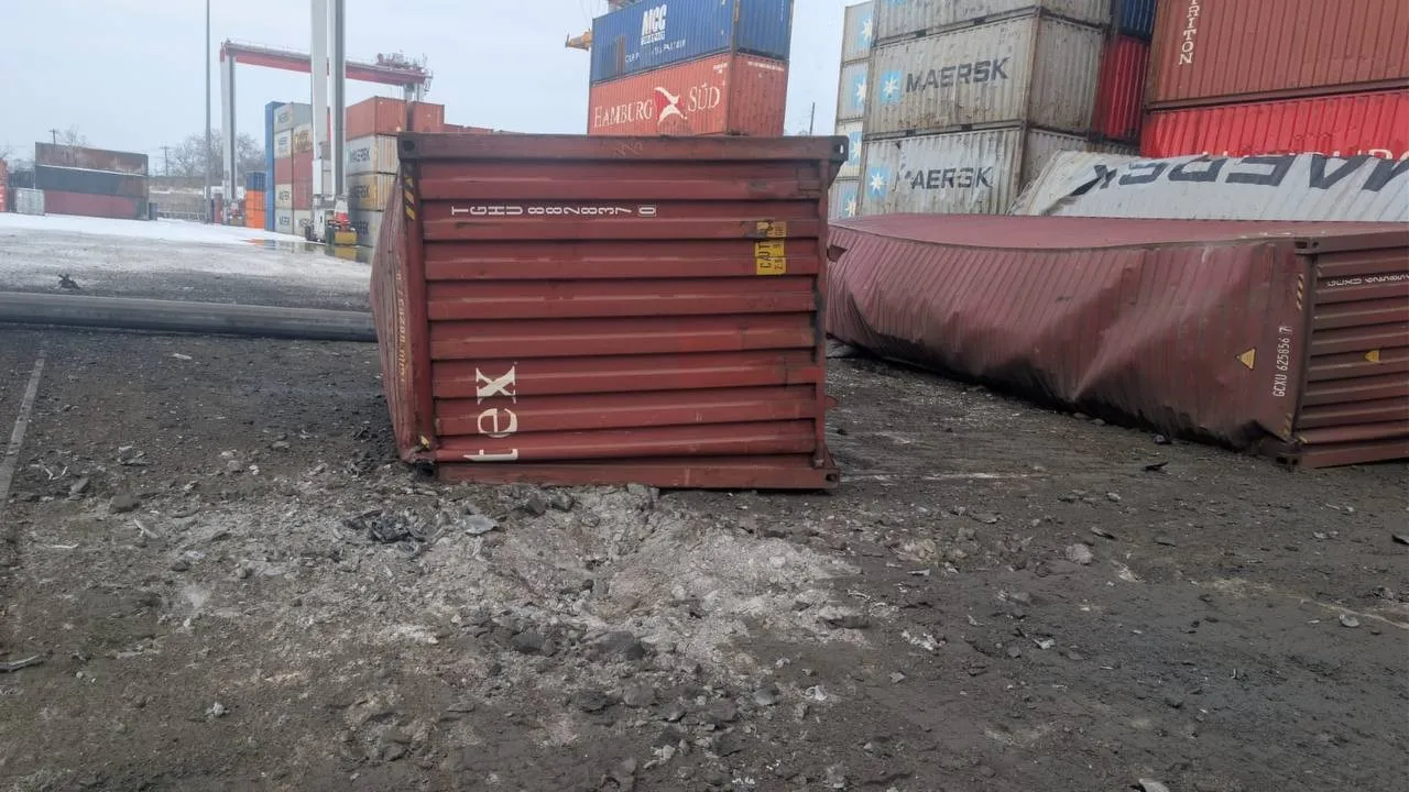 Росія атакувала Чорноморськ: ракетний удар пошкодив судно та призвів до поранення моряка