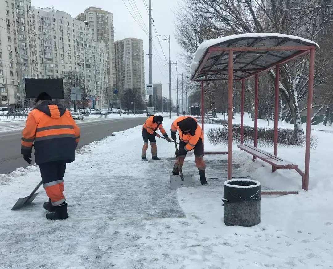 Київ у полоні ожеледиці: комунальні служби працюють у посиленому режимі