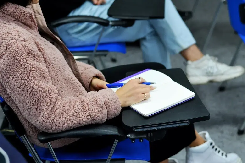 Дорослішання під звуки сирен: у Києві презентували мультимедійний проєкт про підлітків війни