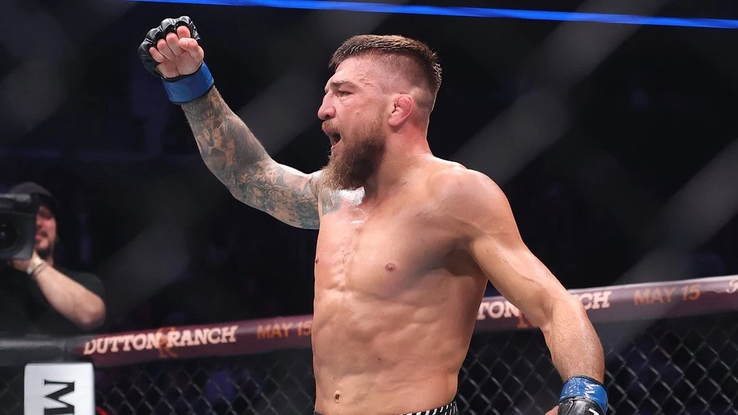 Тріумфальний “трикутник”: Ярослав Амосов продовжує підкорювати UFC