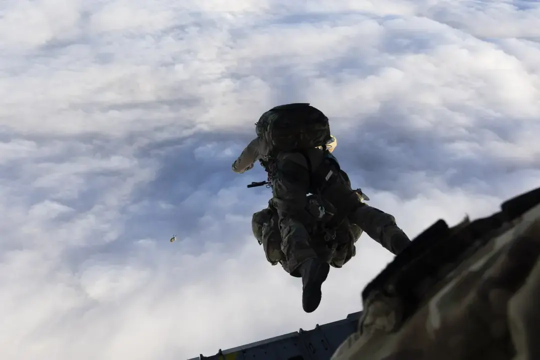Рятівний стрибок у невідомість: британські десантники провели операцію на краю світу