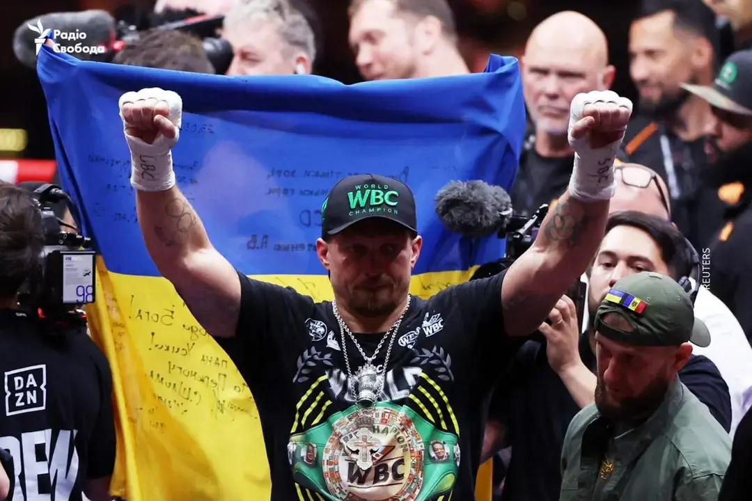 Тріумф Усика під звуки сирен: боксер переміг у Гізі