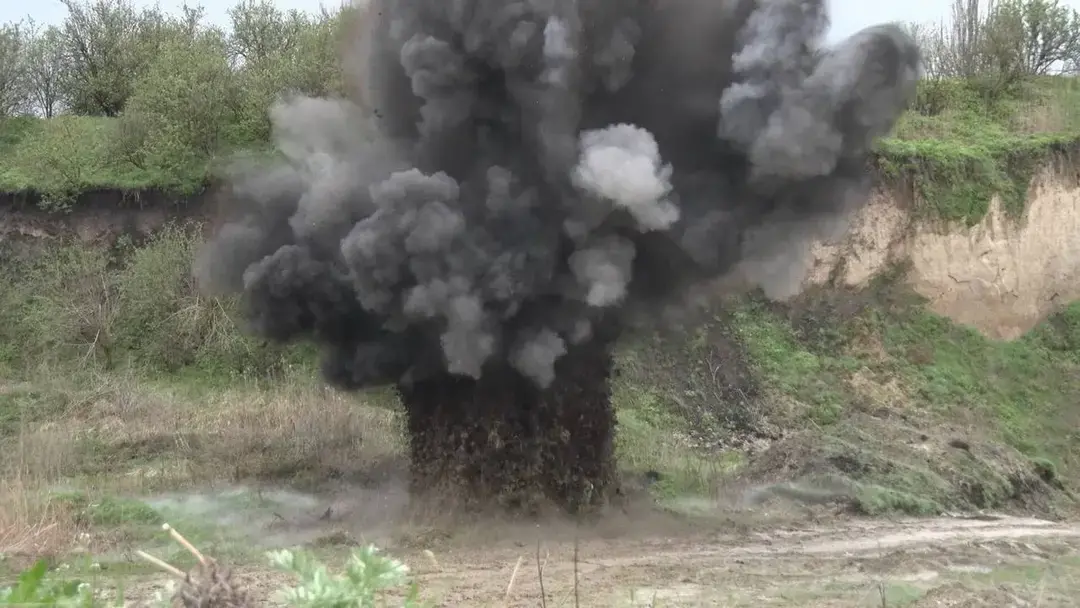 Ворожий дрон спричинив руйнування та травмування людей у Києві